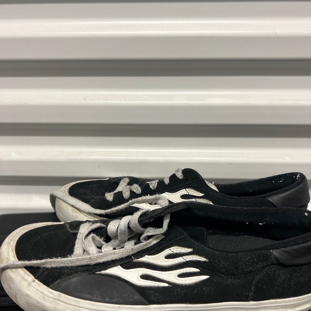 Straye skate Black and White Flame Sneakers